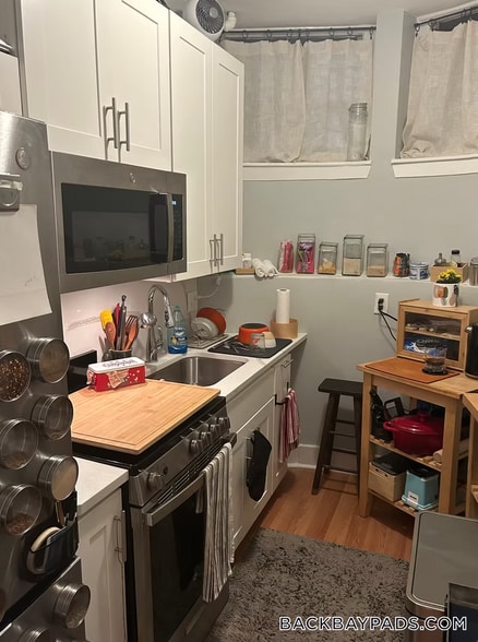 Building Photo - 583 Beacon St