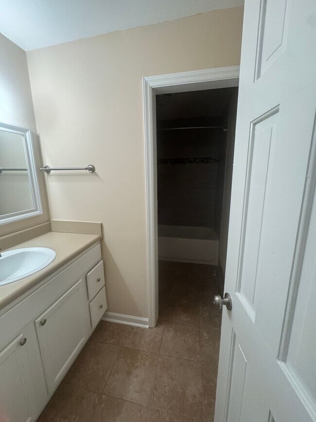 Building Photo - Beautifully updated 2BR/1.5BA apartment av...