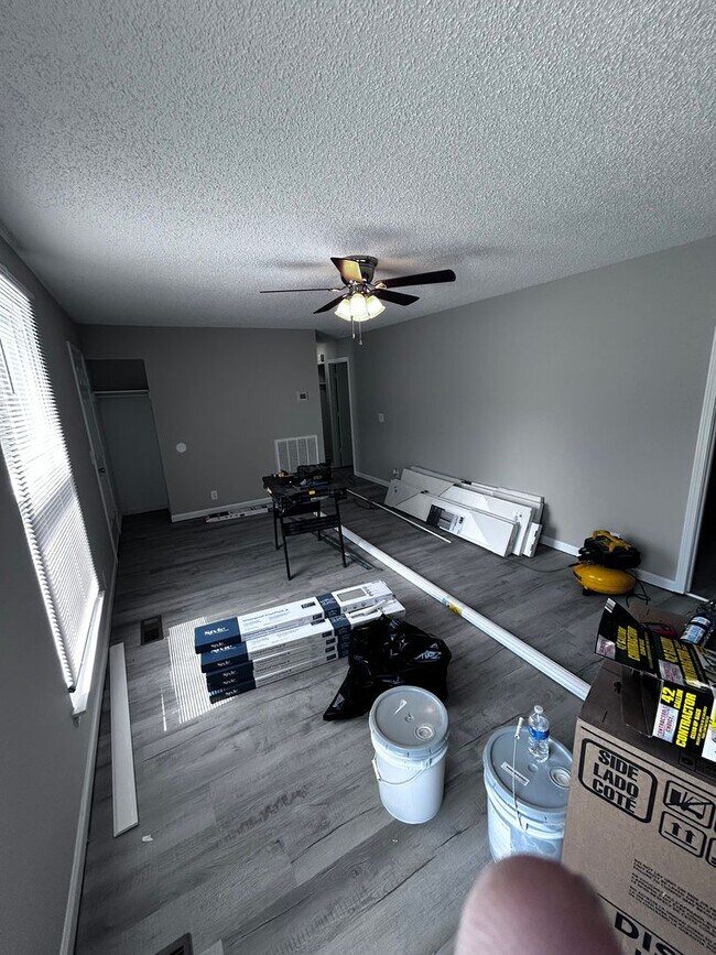 Building Photo - Large three bedroom, one and a half bath t...