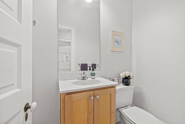 Building Photo - Amazing Garden-Style Condo Available NOW! ...