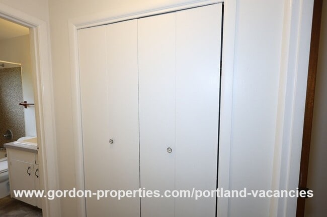 Building Photo - N Denver Ave - 1 bedroom apartment just of...
