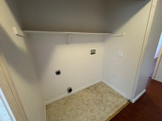 Building Photo - 3 Bedroom Townhouse Available Soon!