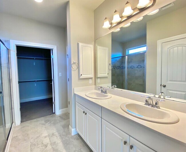Building Photo - 2212 Laurel Arbor Dr
