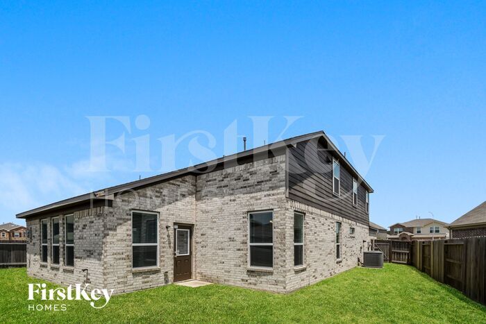 Building Photo - 32711 Oak Heights Ln