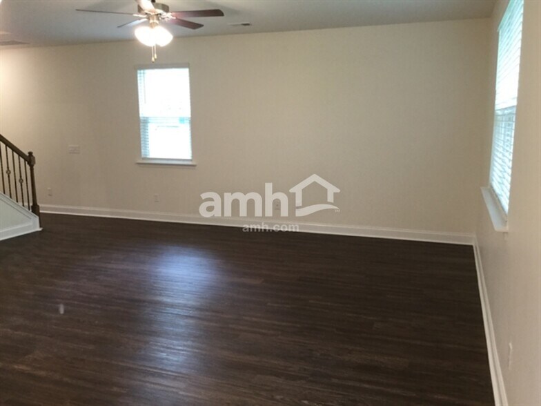 Building Photo - 218 Swan Dr