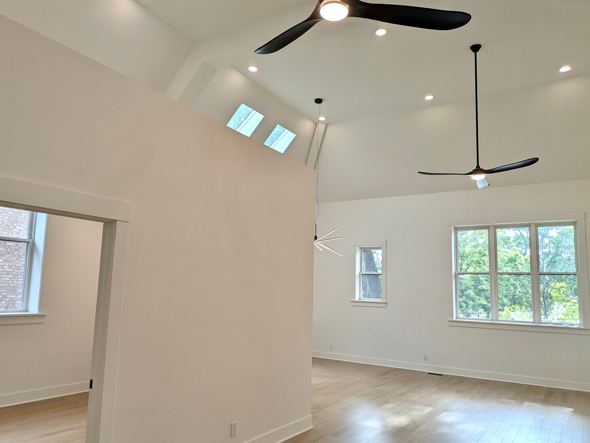 Building Photo - 1457 N California Ave