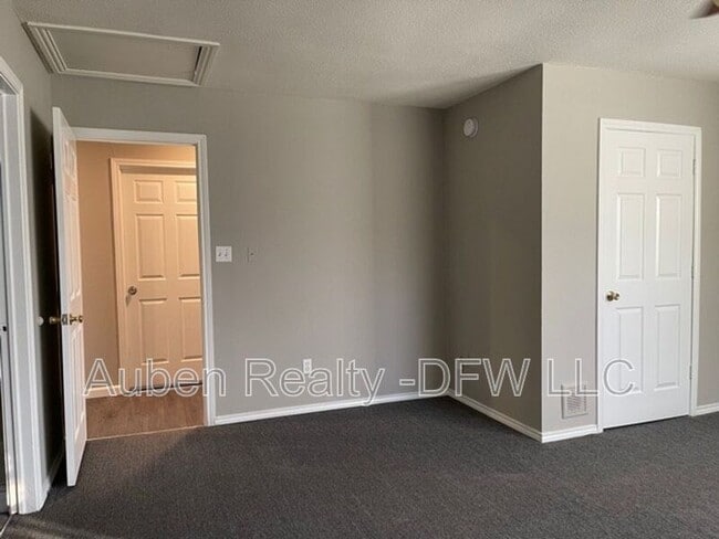 Building Photo - 206 Honey Bee Dr