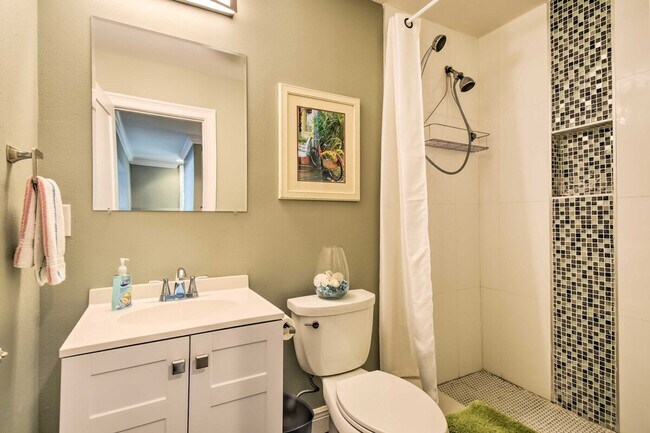 Building Photo - 2122 W Vina Del Mar Blvd