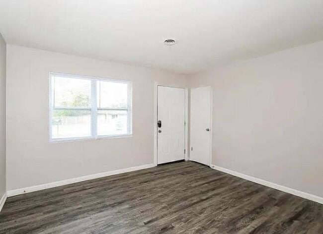 Building Photo - 2910 Dahlia Dr
