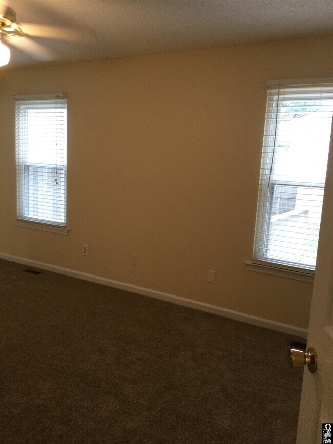 Building Photo - 15 Lamplighter Ct