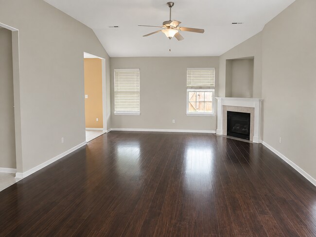 Building Photo - GORGEOUS 3 Bed 2 Bath Home