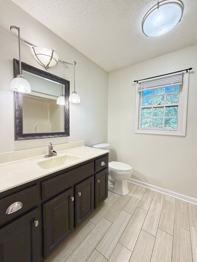 Building Photo - 1402 E Rhett Butler Rd