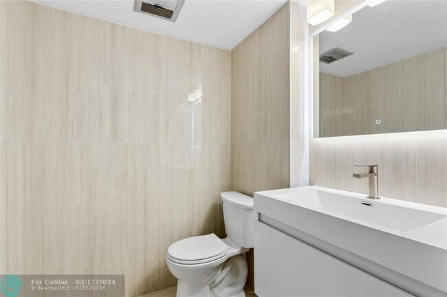 Building Photo - 3850 Galt Ocean Dr