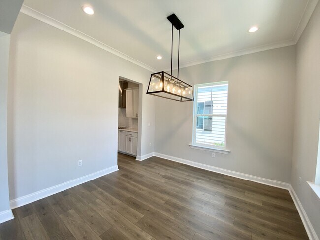 Building Photo - Luxury Living in Hampton Lake!