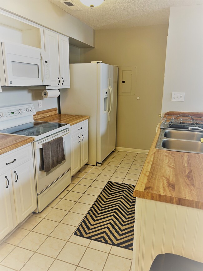 Building Photo - 1705 Willow Creek Ct