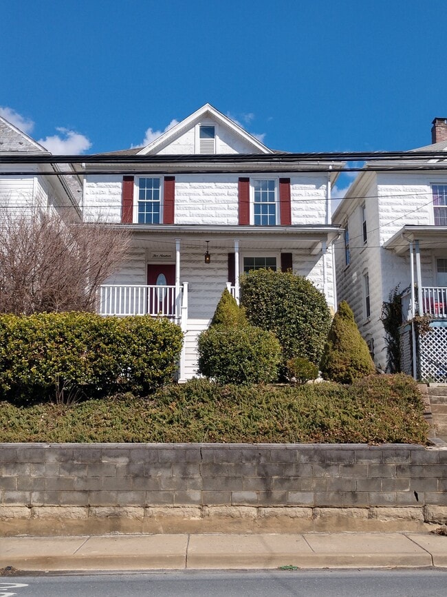Building Photo - 519 W Potomac St