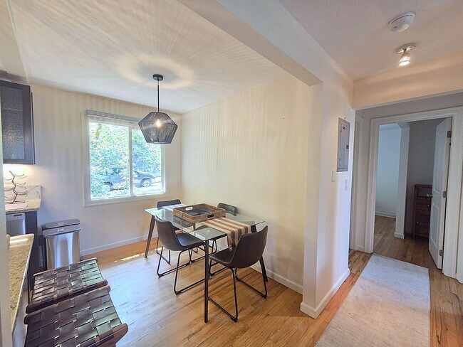 Building Photo - $1,950 - 2 Bed / 1 Bath Fully Furnished Condo in Secure Building in Rockwood/Manito Neighborhood