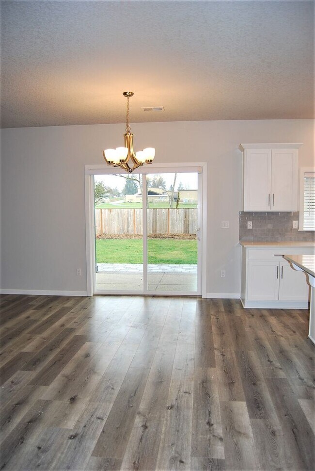 Building Photo - 4 Bedroom 2.5 Bath Home Carlton OR