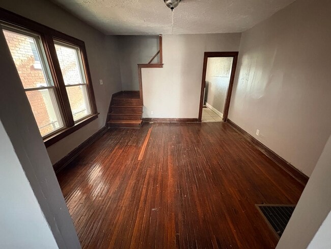 Building Photo - 627-629-629 E Markison Ave