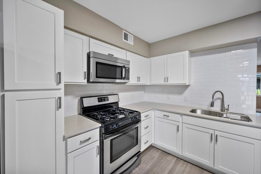 Kitchen - 2303 East Side Dr