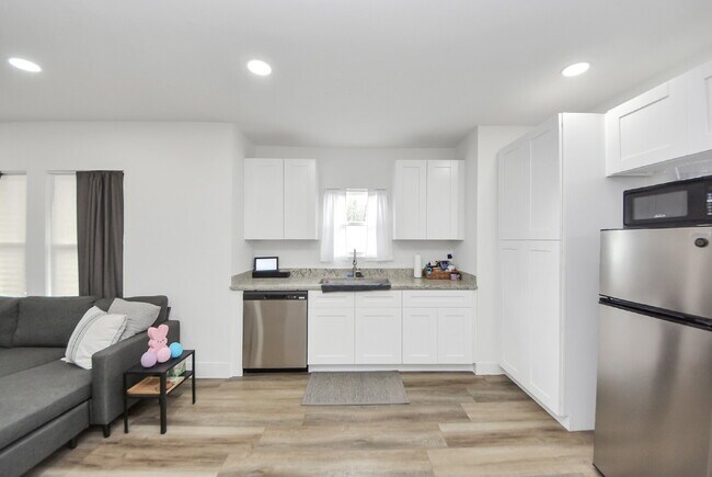 Building Photo - Historic Houston Charm with Modern Comfort Built In