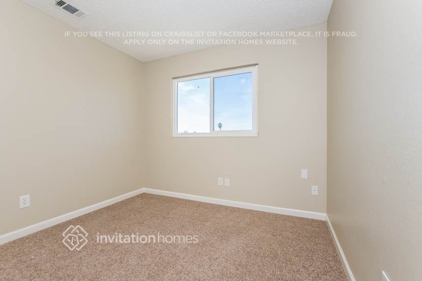 Building Photo - 560 E Wigeon Way
