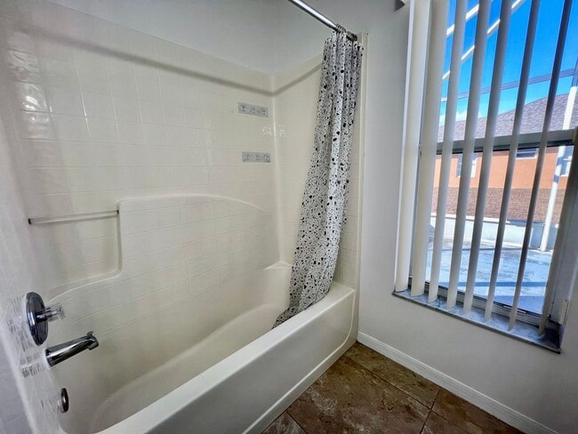 Building Photo - 3 Bedroom 2 Bath in Torino