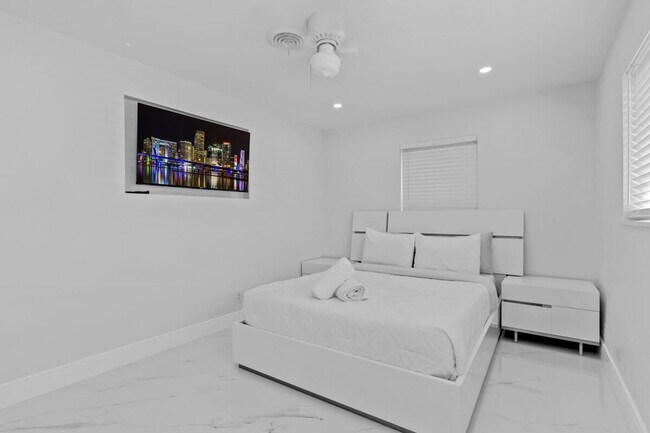 Building Photo - 871 NW 23rd Terrace