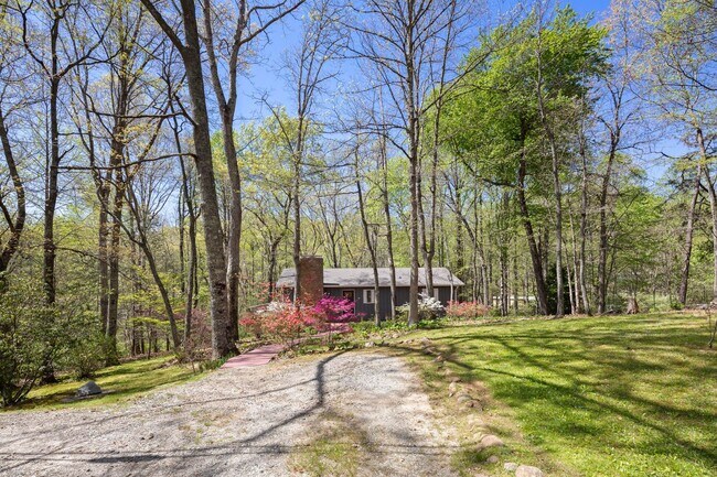 Building Photo - Lovely Home - Beautiful Wooded Setting