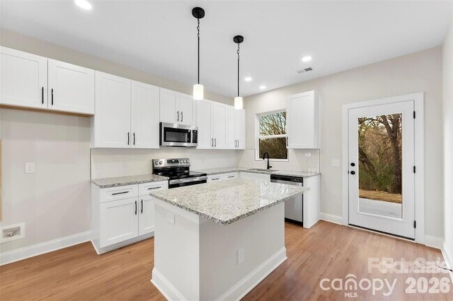 Building Photo - 1558 7th Ave Dr SW