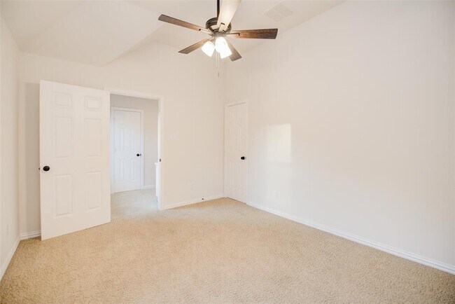 Building Photo - 163 N Almondell Way