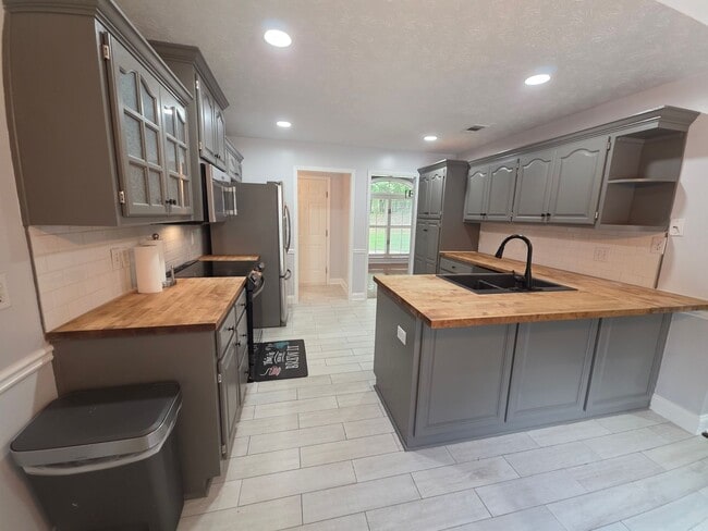 Building Photo - Beautiful Single Family Home