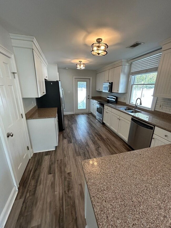 Building Photo - **FIRST MONTH RENT FREE**Charming 3 Bedroom/2 Bathroom with off street parking in Downtown Savann...