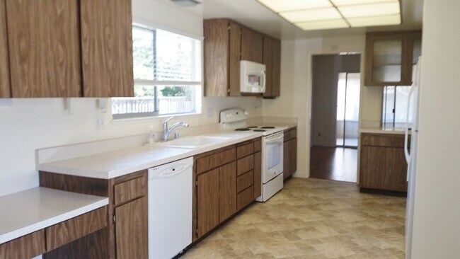 Building Photo - Lovely Home in Oakmont