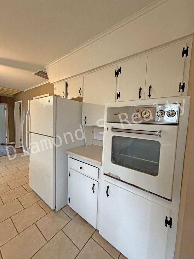 Building Photo - 3 Bedroom Home Close to Sunshine and 65!