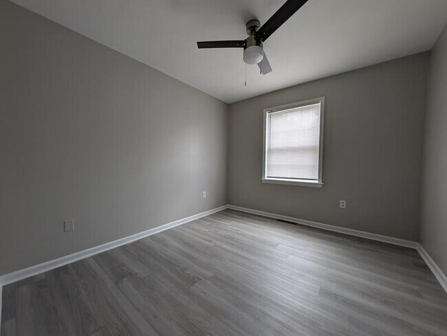 Building Photo - 400 Riverside Dr