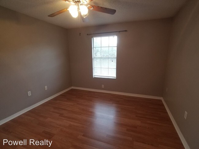 Building Photo - 806 Lake Haven Square