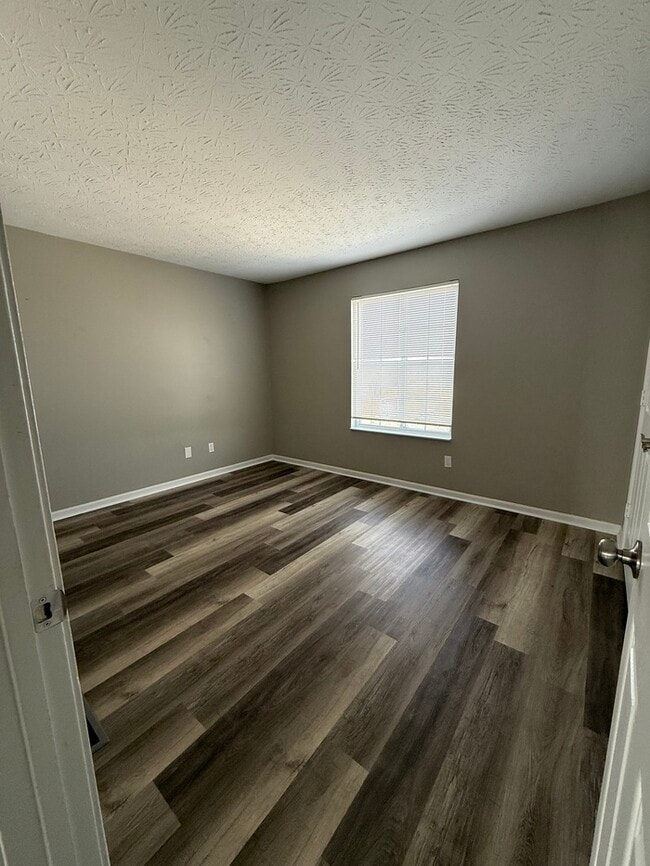 Building Photo - Townhome