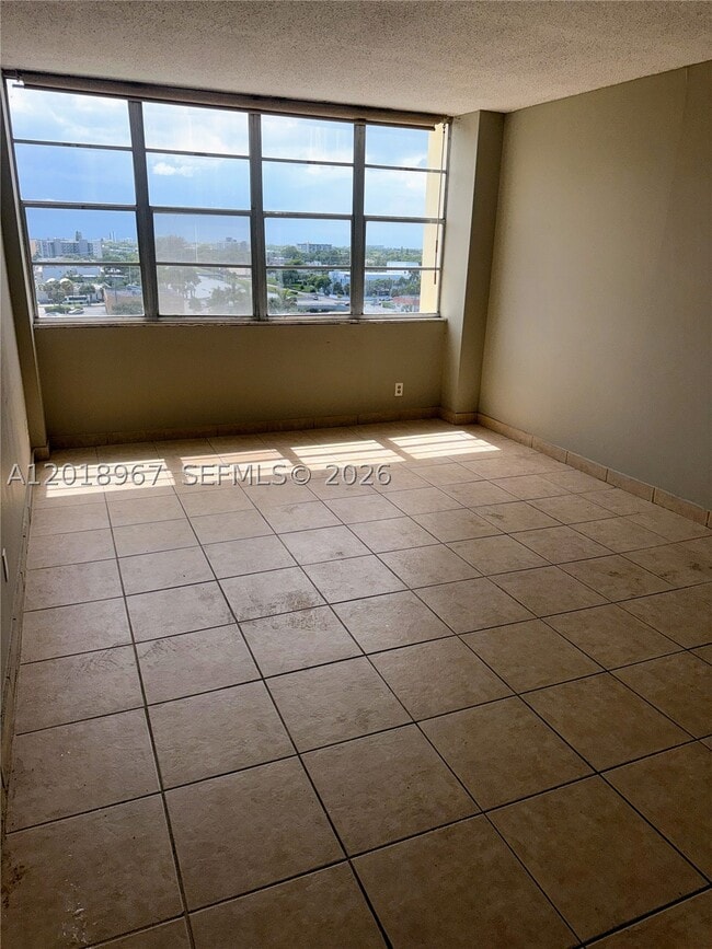Building Photo - 2025 NE 164th St