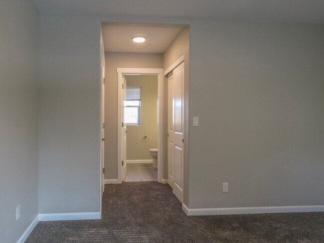 Building Photo - Market St Duplex