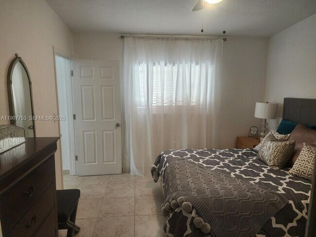 Building Photo - 3221 SW 93rd Pl