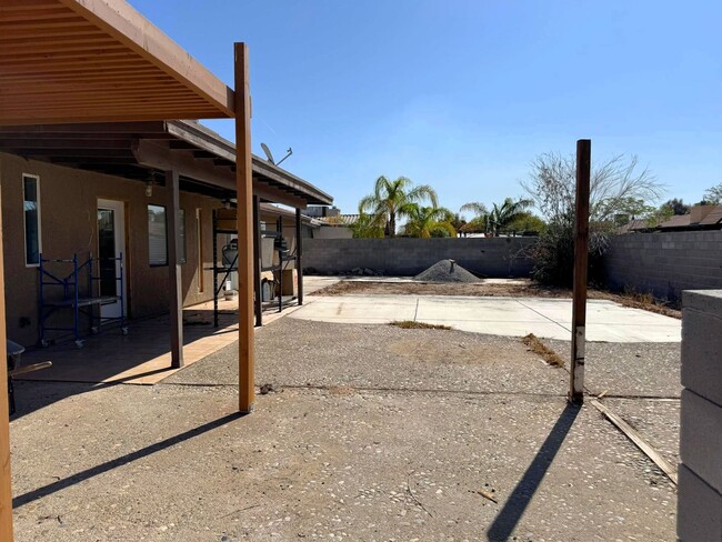 Building Photo - 3 BEDROOM HOME IN TIERRA MESA!