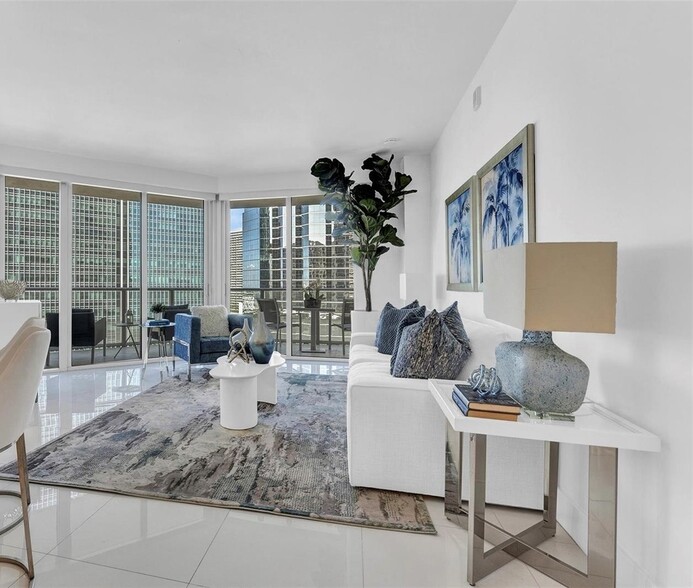 Building Photo - 1300 Brickell Bay Dr