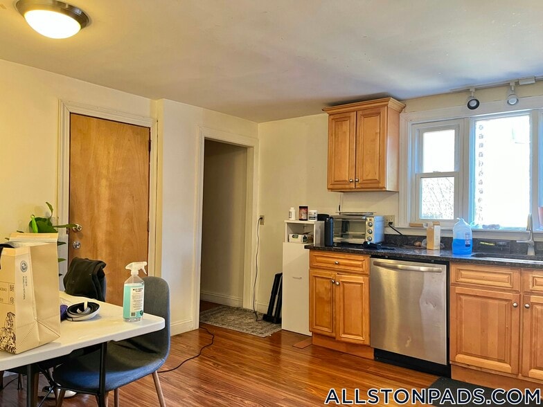 Building Photo - 26 Greylock Rd