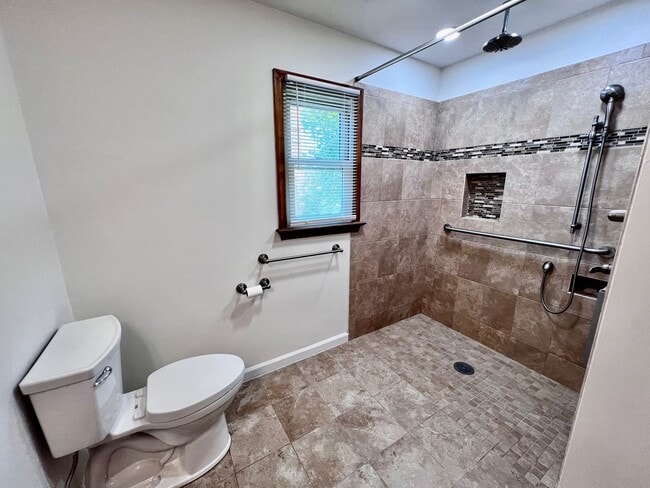 Building Photo - 4 bedroom ranch in the desirable Bellamy W...