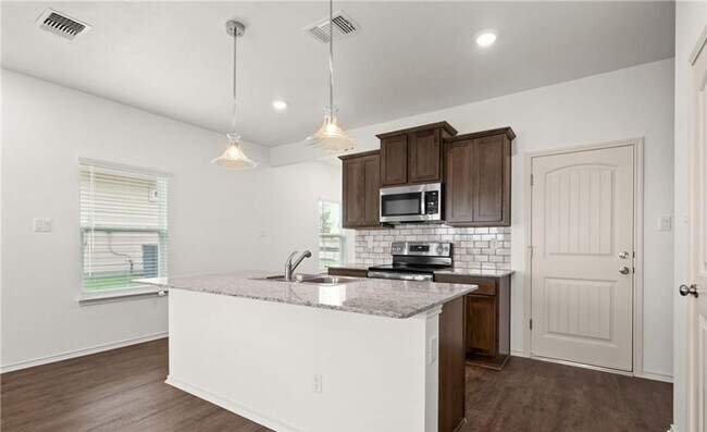 Building Photo - 3 bedroom 2.5 bathroom townhome!