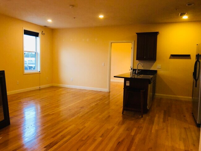 Building Photo - 100 Fellsway W