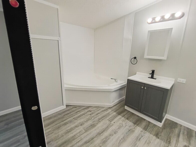 Building Photo - 64 Deerwood Park