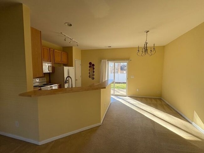 Building Photo - Cozy Living