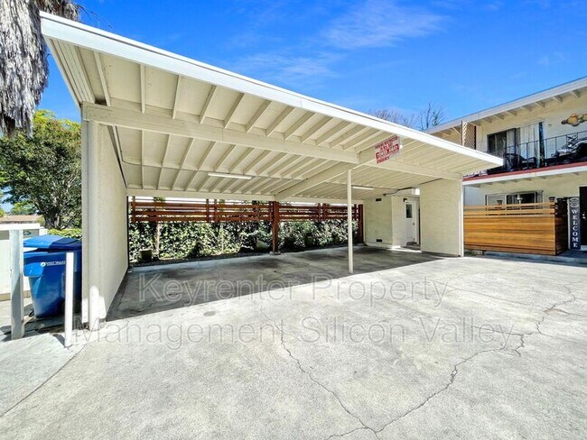Building Photo - 923 Ravenscourt Ave